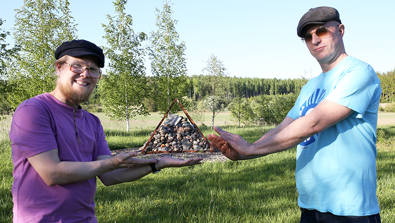 heikki huhtanen ja tero heiska pitelevät kivipyramidia käsiensä välissä